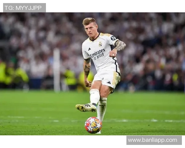 克罗斯在足球世界的传奇之路与辉煌成就解析